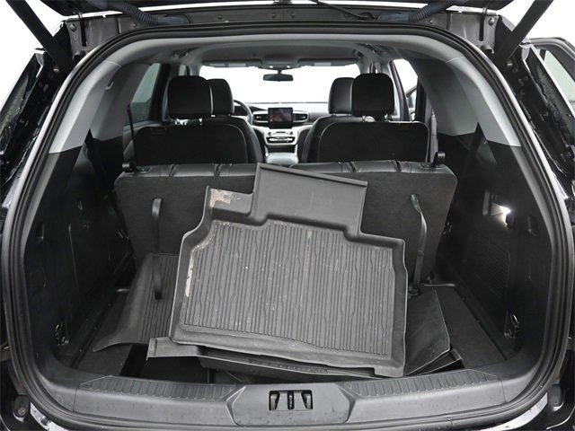 Used 2022 Ford Explorer XLT w/ Equipment Group 202A image 6