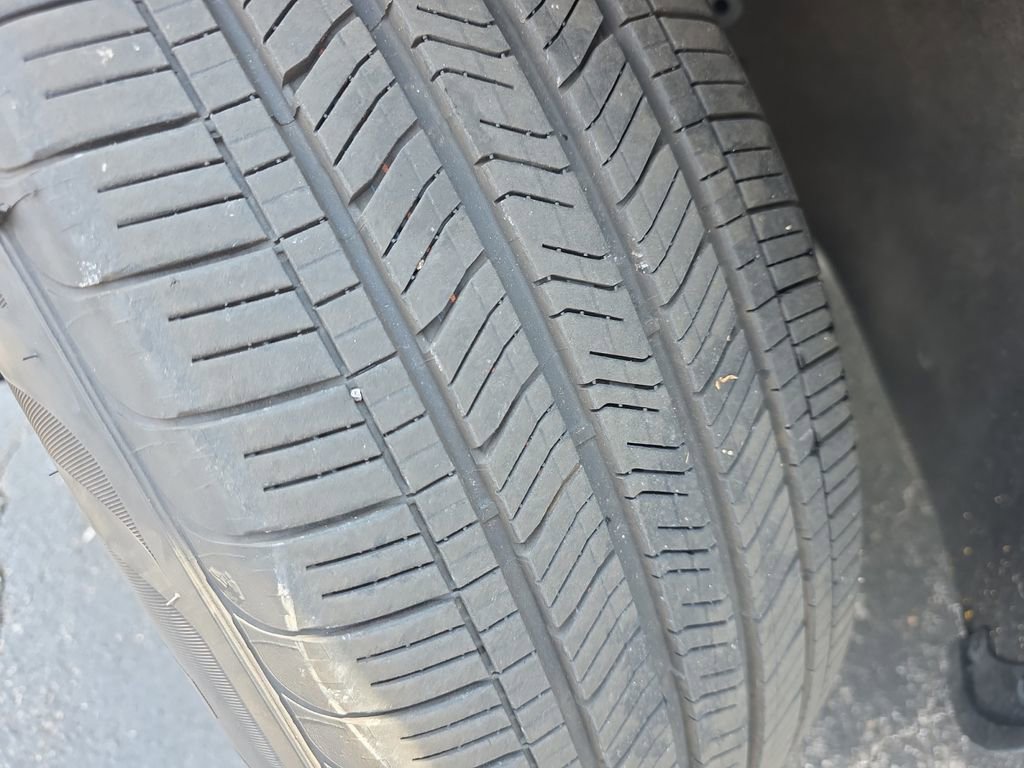 Used 2023 Buick Enclave Essence w/ LPO, Floor Liner Package AWD/4WD image 24