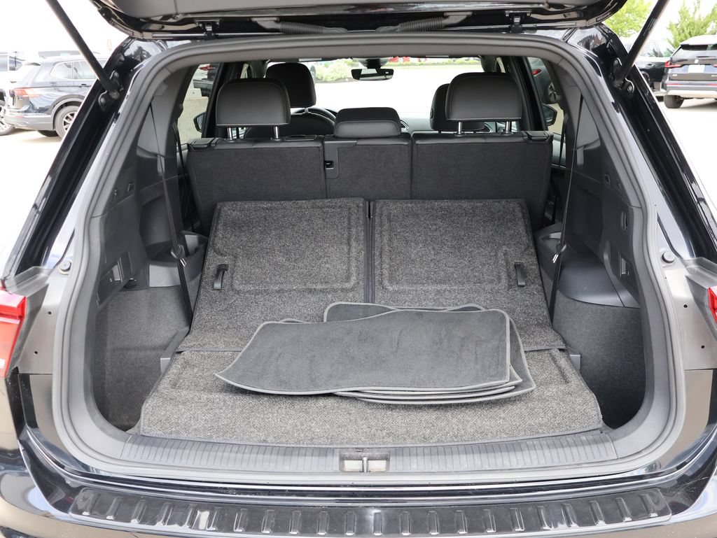 Certified 2023 Volkswagen Tiguan SE R-Line FWD image 20