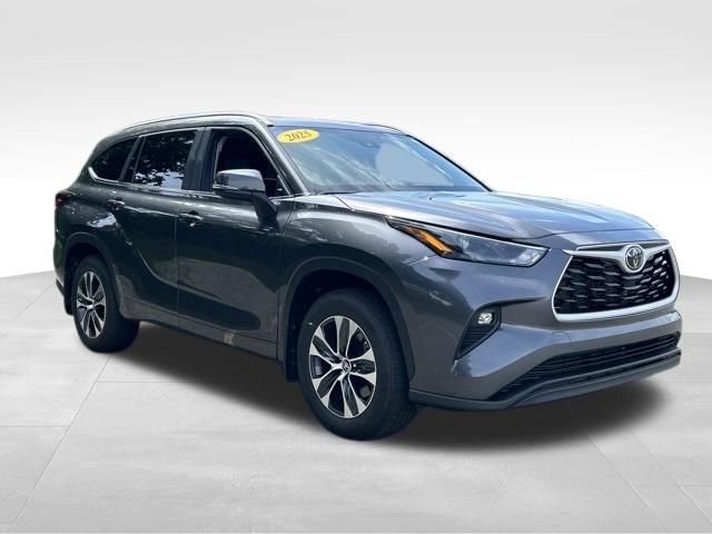 Used 2025 Toyota Highlander XLE AWD/4WD image 7