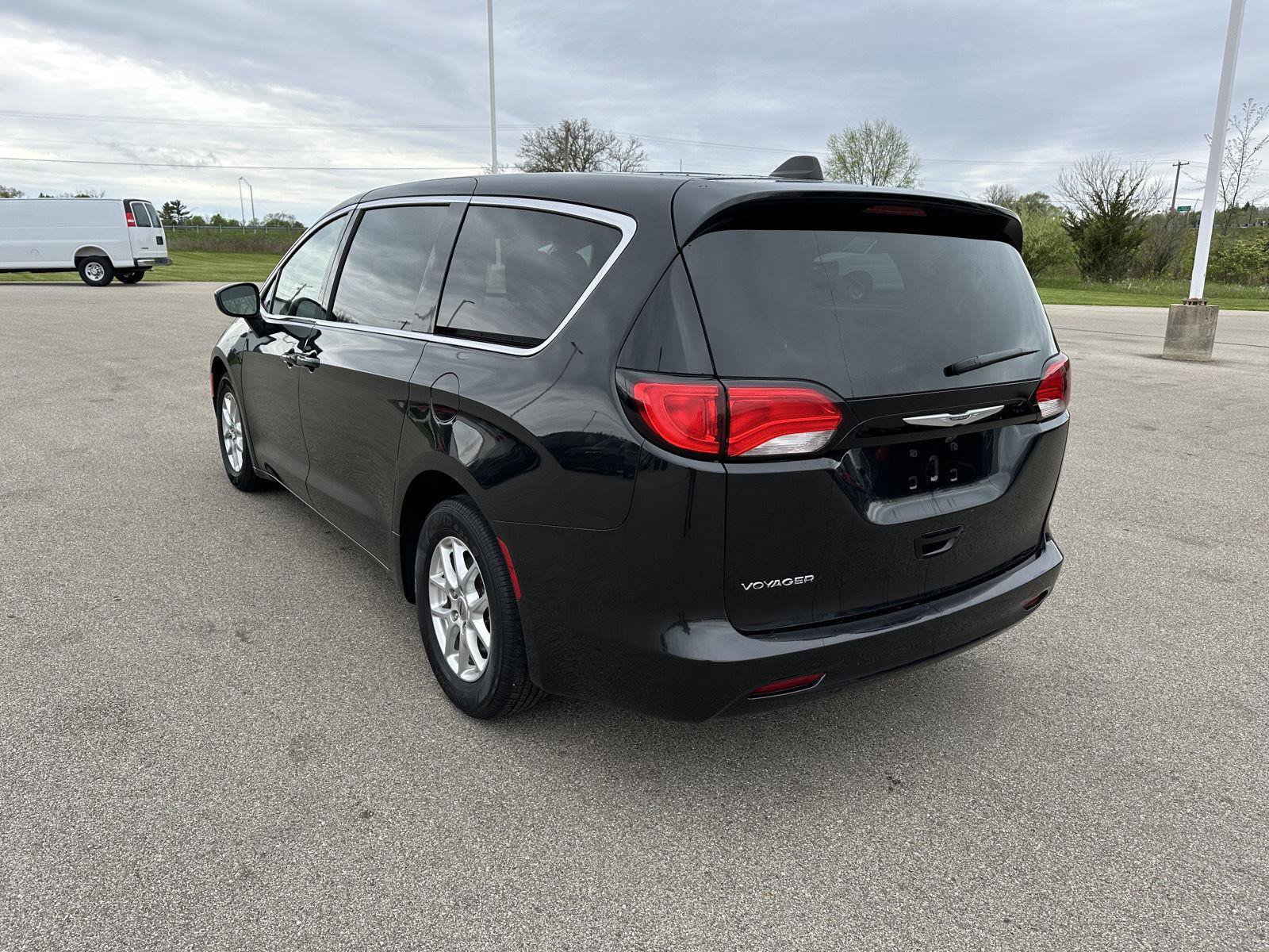 Used 2023 Chrysler Voyager LX FWD image 3