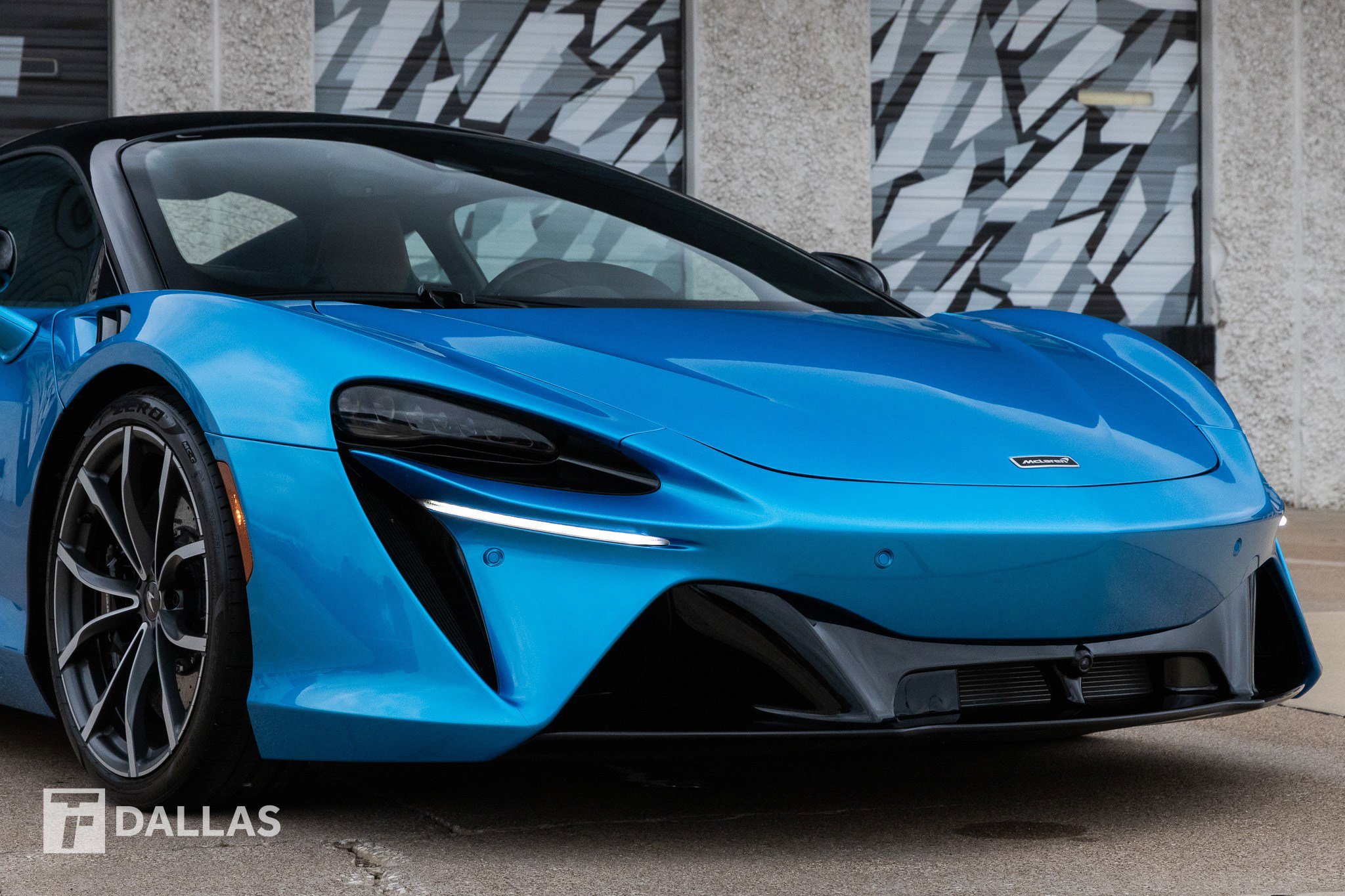 Used 2023 McLaren Artura image 2