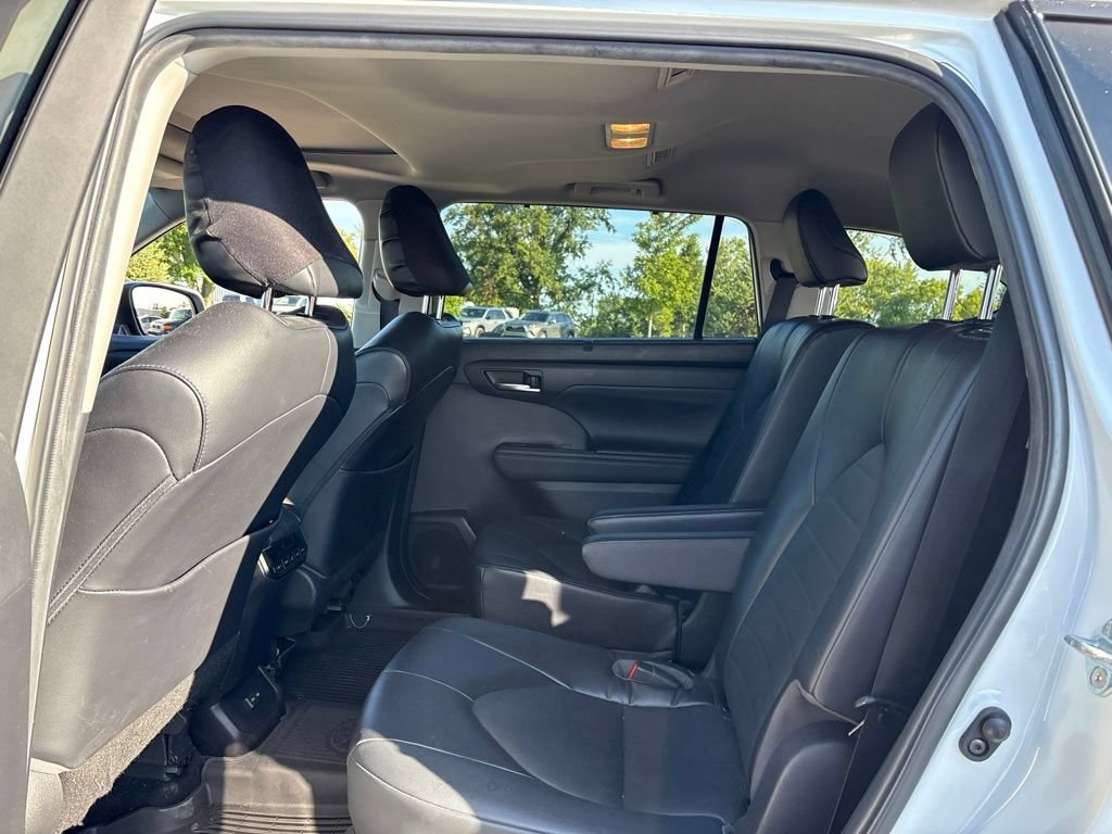 Used 2022 Toyota Highlander XLE AWD/4WD image 15