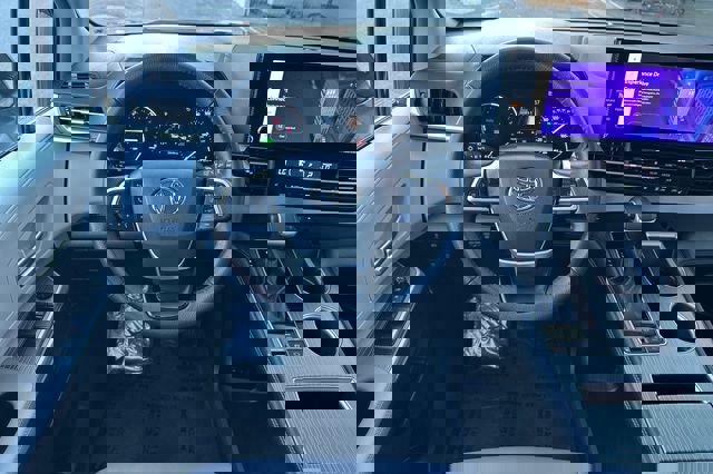 Used 2025 Toyota Sienna XLE image 16