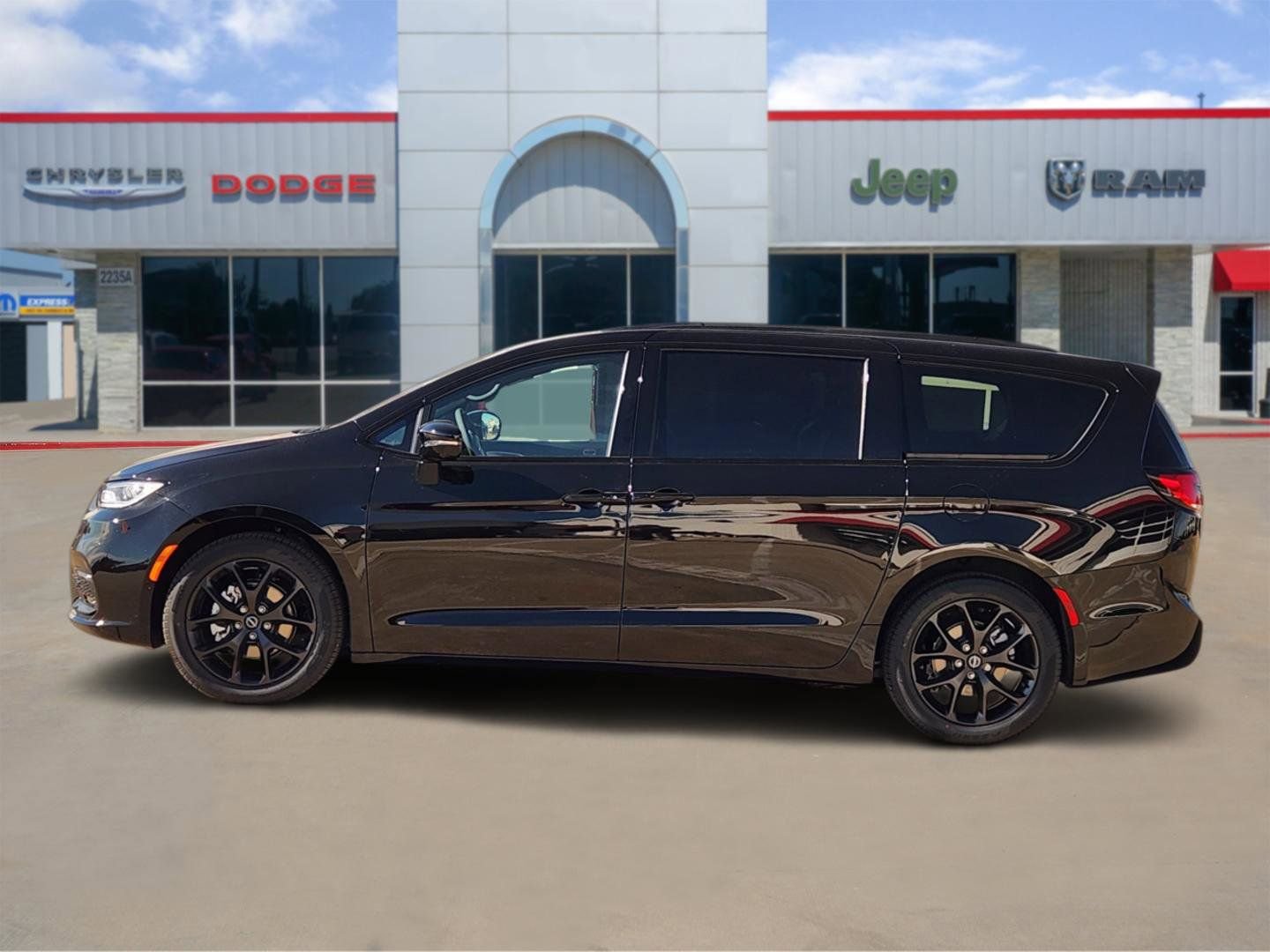 New 2026 Chrysler Pacifica Limited image 3