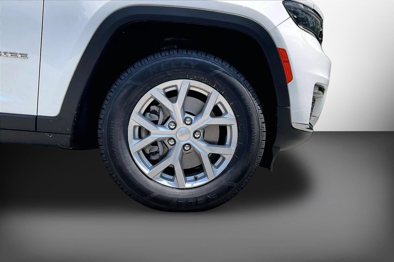 Used 2023 Jeep Grand Cherokee L Limited AWD/4WD image 36