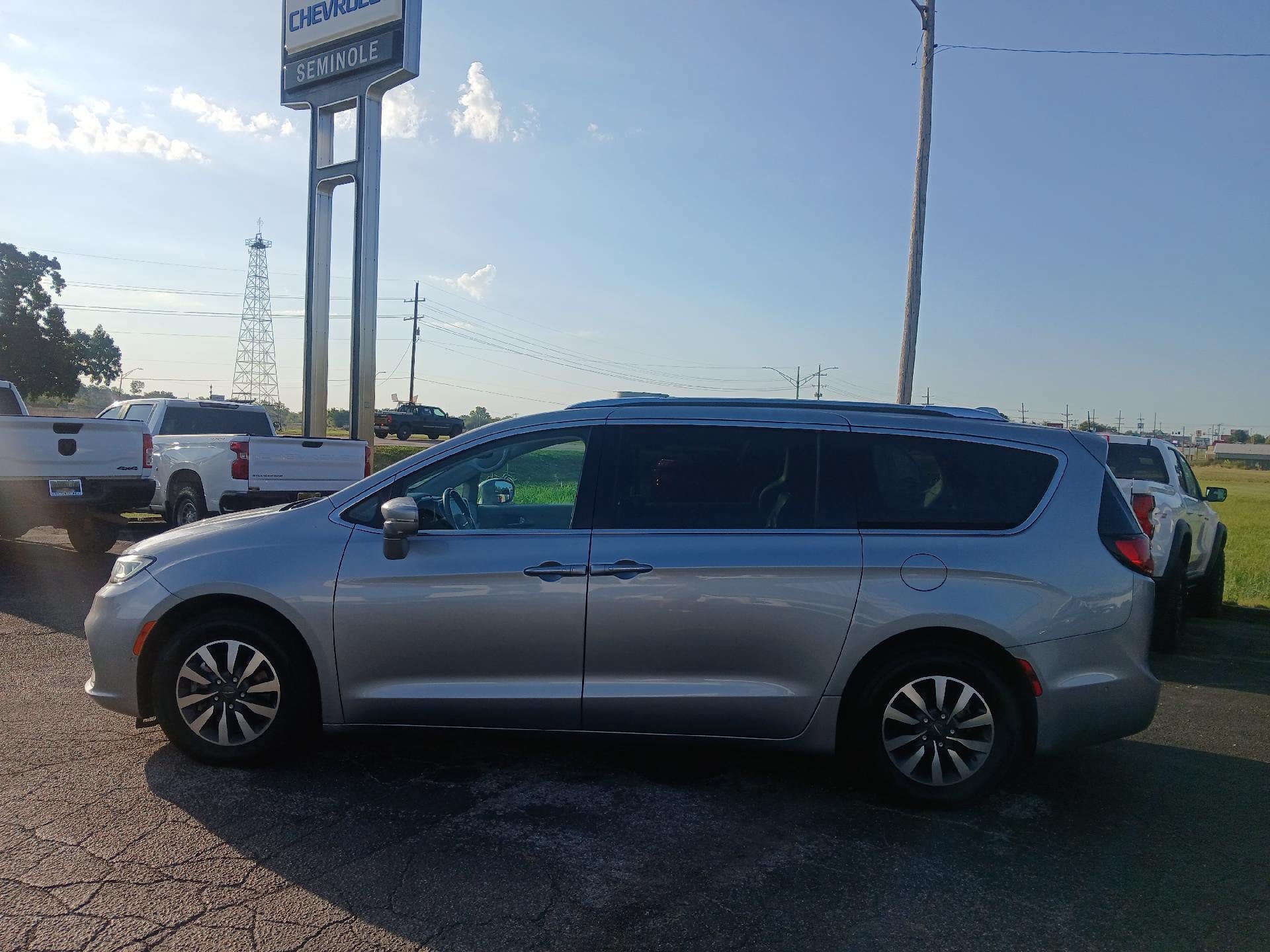 Used 2021 Chrysler Pacifica Touring-L w/ Premium & Safety Sphere Group FWD image 2