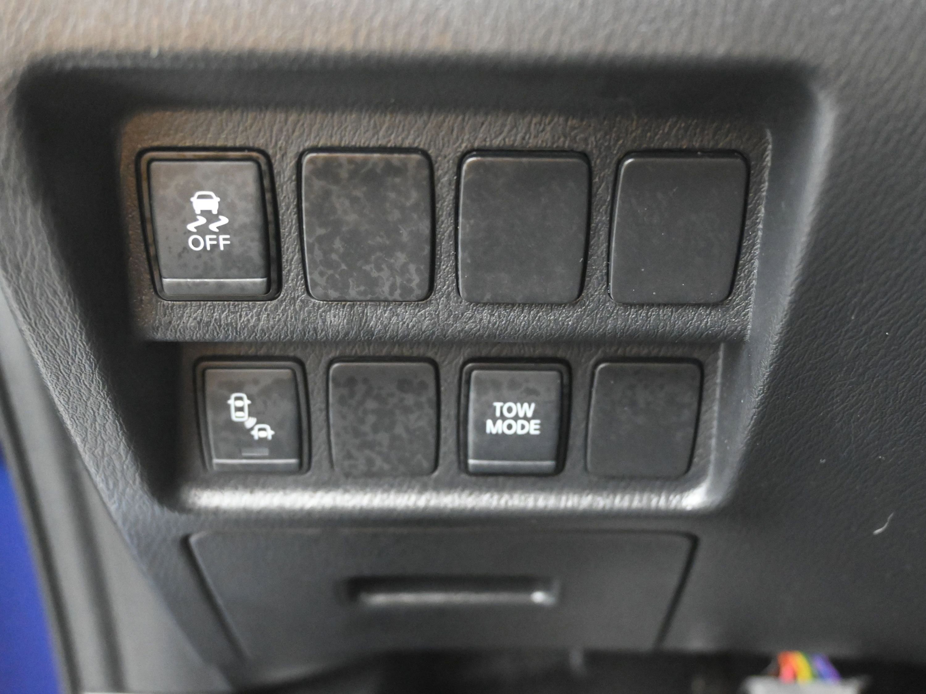 Used 2020 Nissan Pathfinder SV image 12