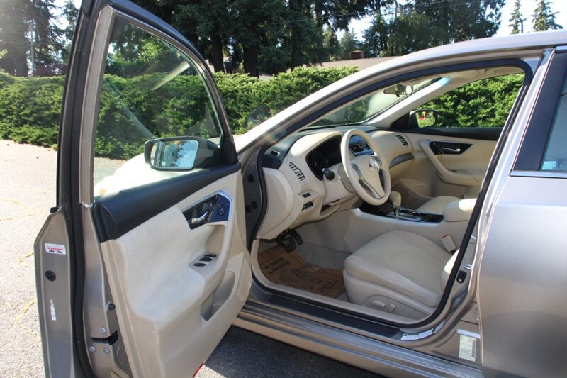 Used 2014 Nissan Altima 2.5 S w/ Display Audio Package FWD image 5