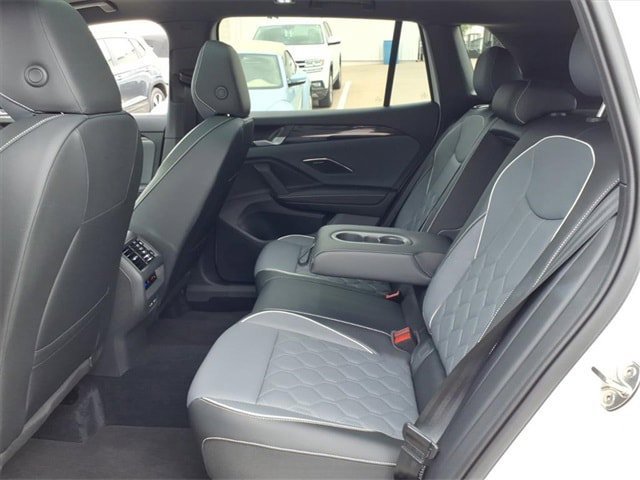 Certified 2025 Volkswagen Tiguan SEL R-Line image 11