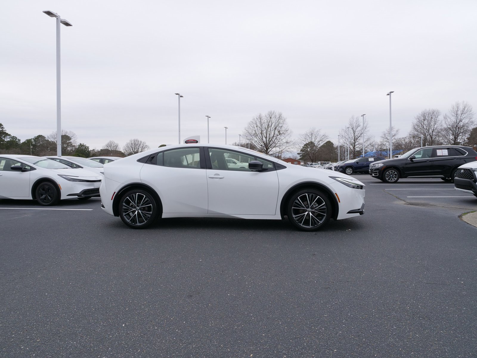 Used 2025 Toyota Prius XLE image 3