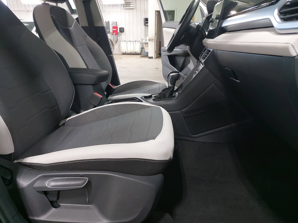 Used 2025 Volkswagen Taos SE AWD/4WD image 10