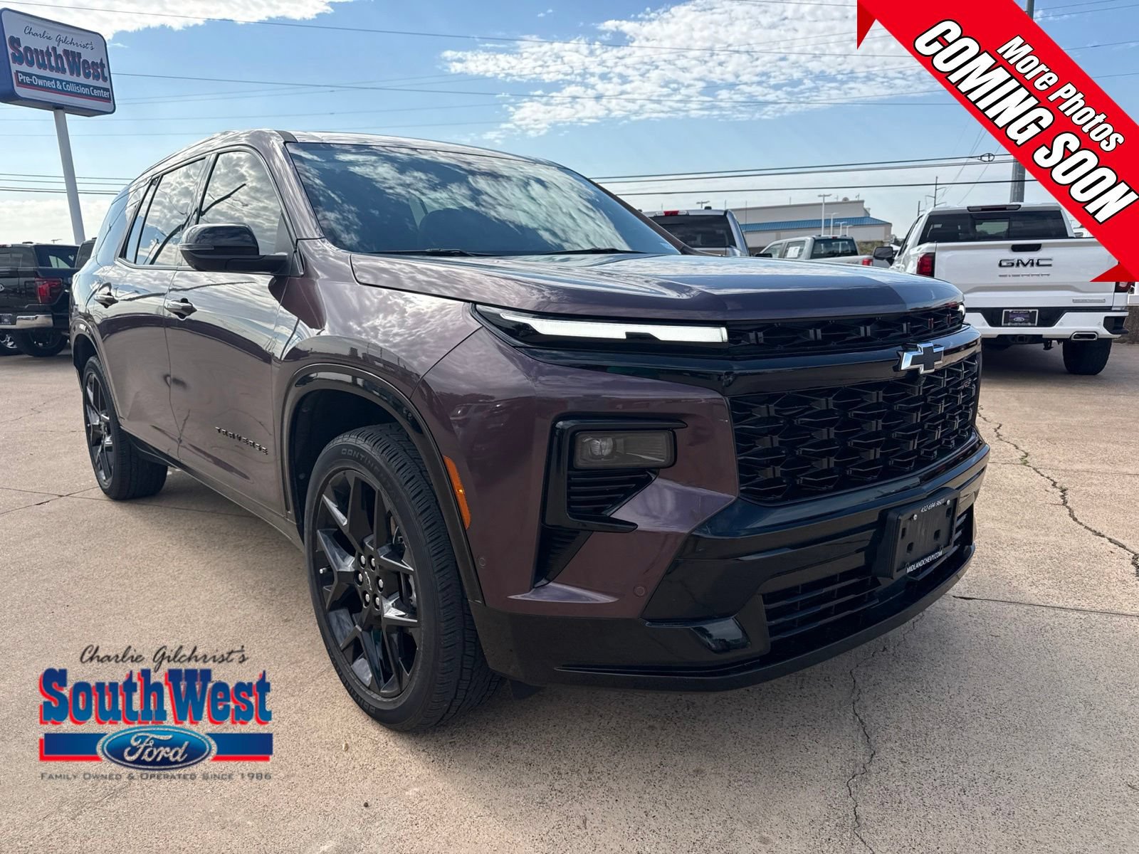 Used 2024 Chevrolet Traverse RS FWD image 1