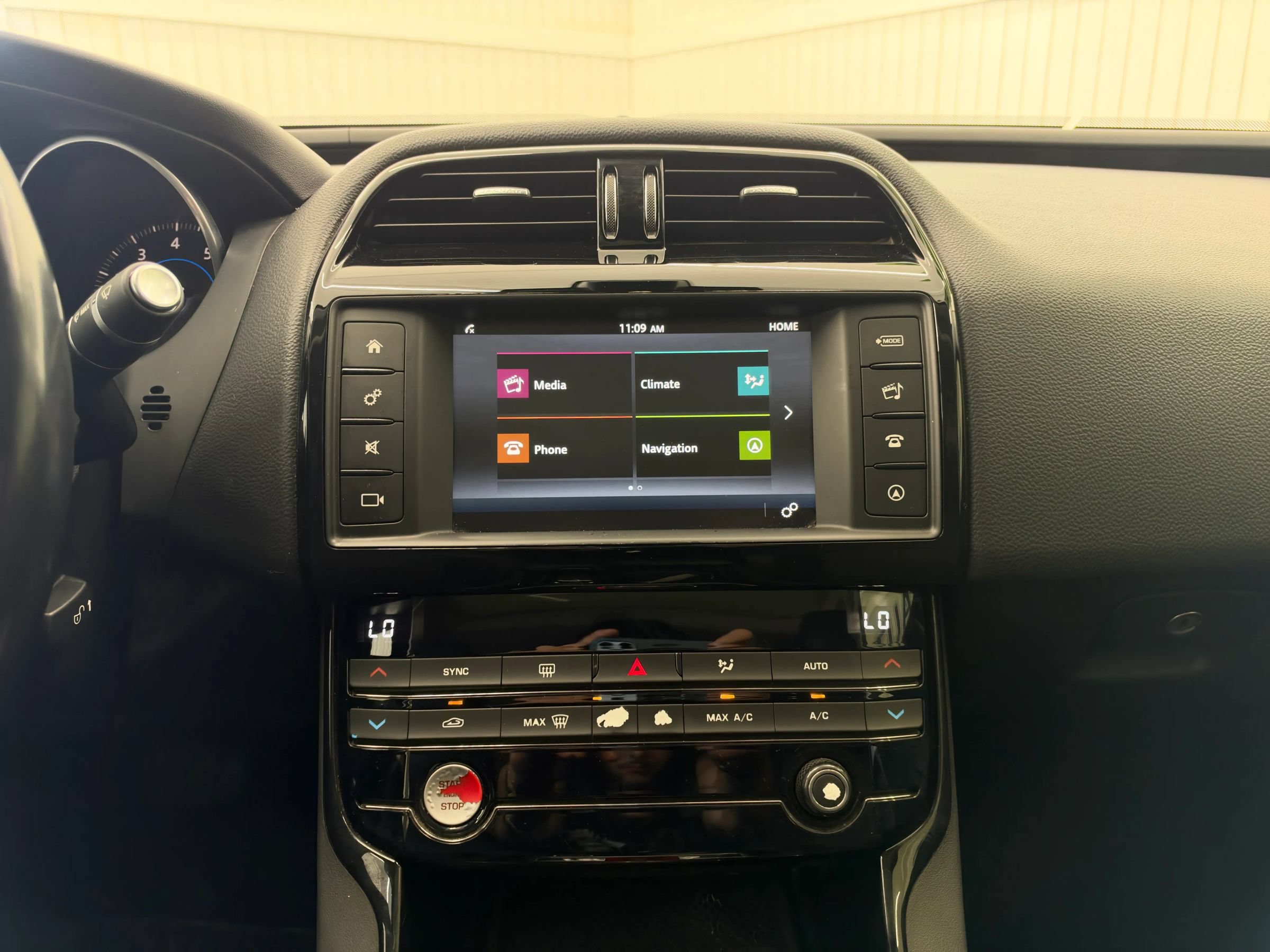 Used 2017 Jaguar XE Premium RWD image 18