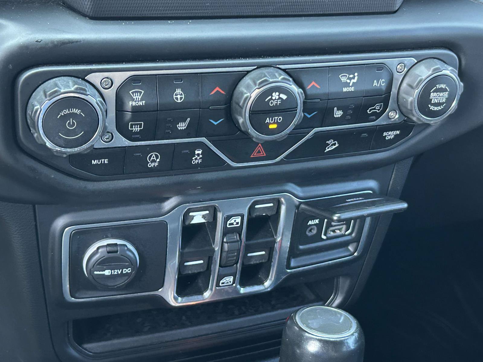 Used 2020 Jeep Wrangler Unlimited Sahara w/ Cold Weather Group AWD/4WD image 18