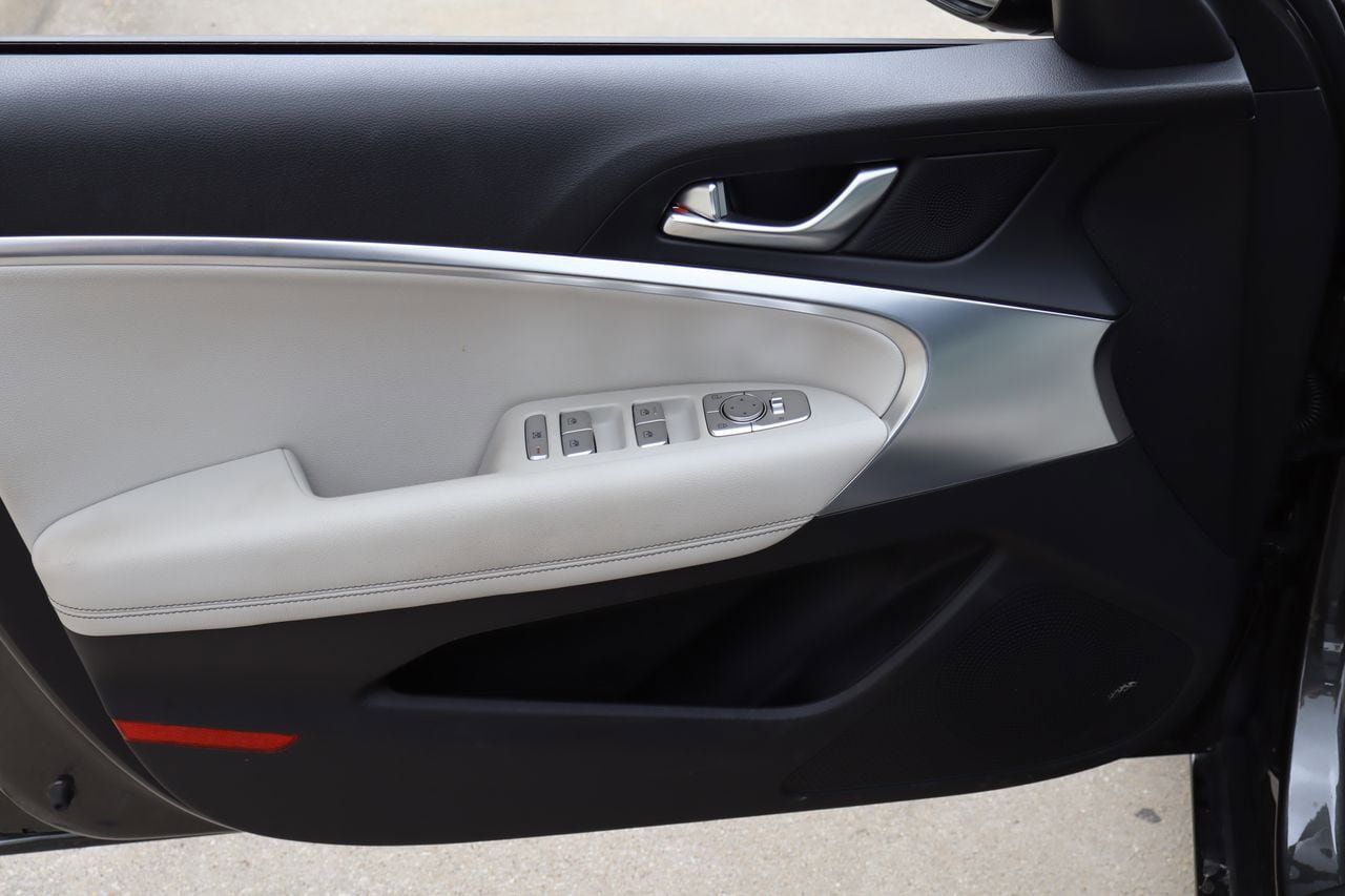 Used 2025 Genesis G70 2.5T AWD/4WD image 18
