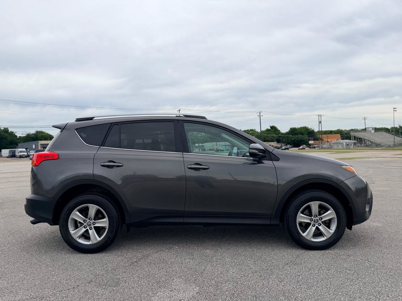 Used 2015 Toyota RAV4 XLE FWD image 2