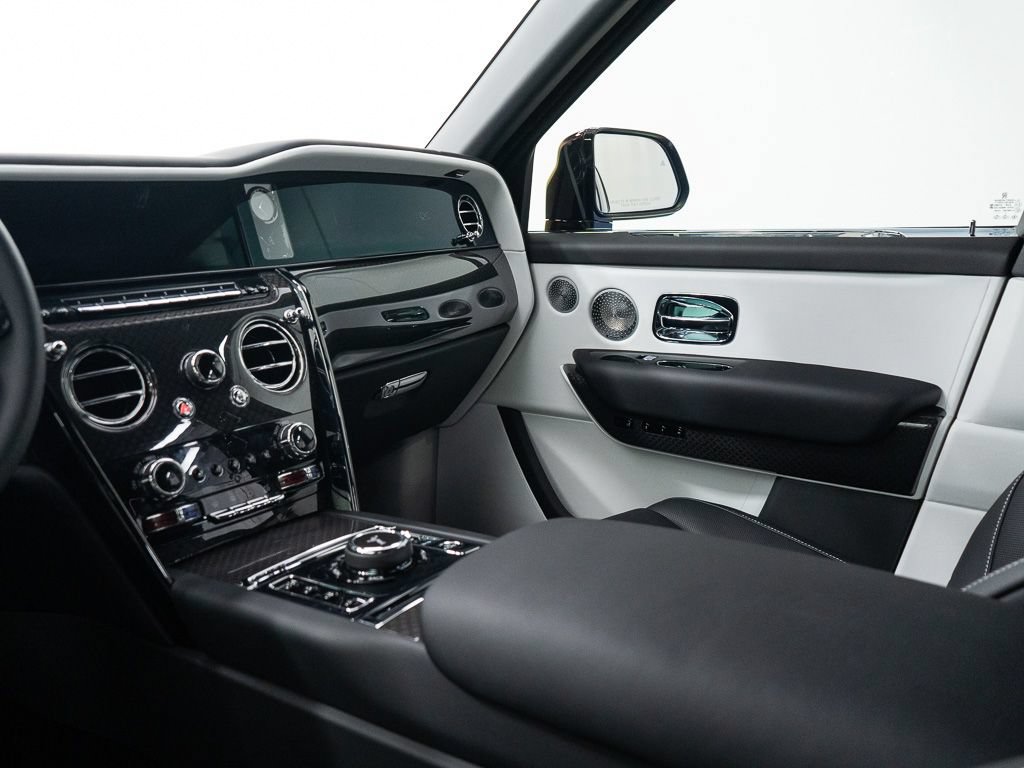 Certified 2026 Rolls-Royce Cullinan Black Badge AWD/4WD image 34