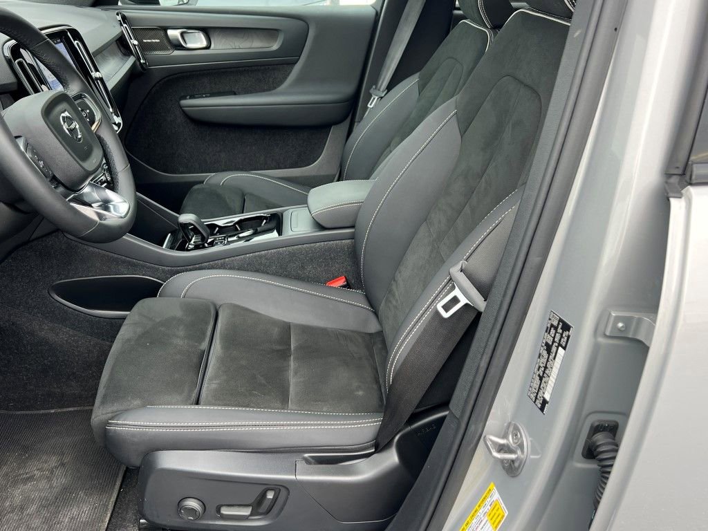 Certified 2023 Volvo C40 P8 Recharge Ultimate image 3