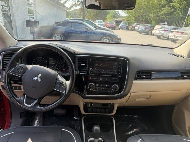 Used 2017 Mitsubishi Outlander SEL AWD/4WD image 16