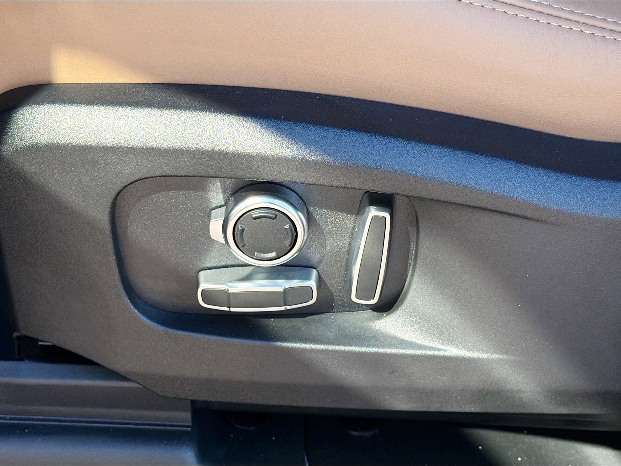 New 2026 Land Rover Defender 130 X-Dynamic SE image 25