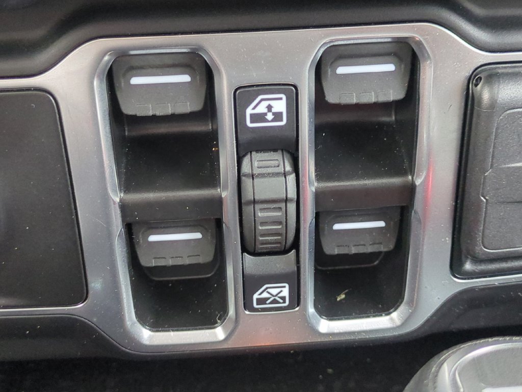Used 2025 Jeep Wrangler Unlimited Sahara AWD/4WD image 25