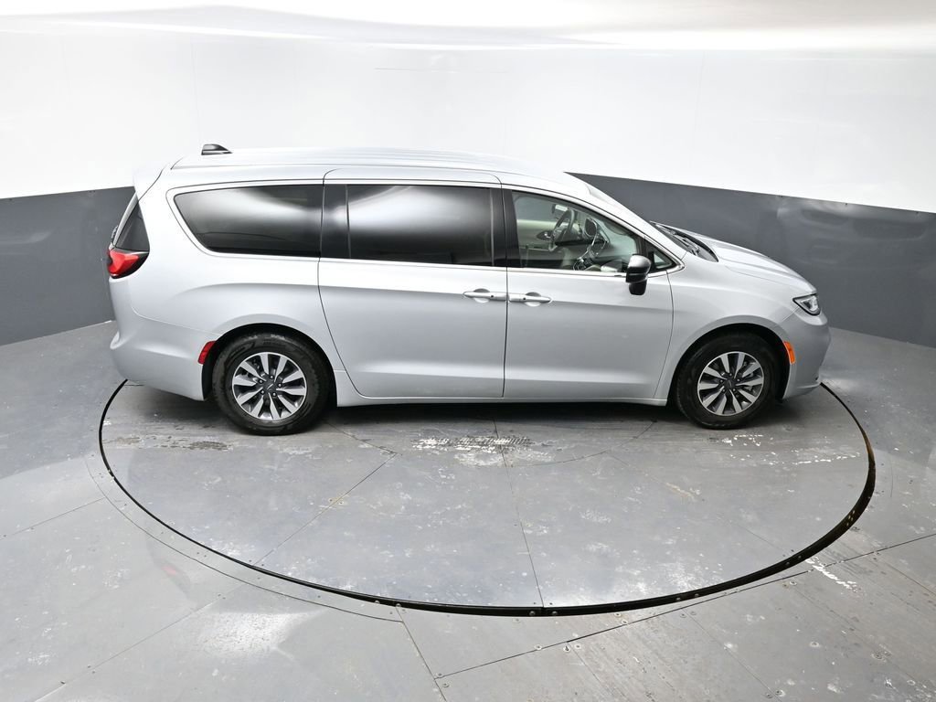 Used 2024 Chrysler Pacifica Select image 42