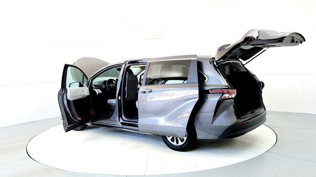 Certified 2025 Toyota Sienna LE AWD/4WD image 11