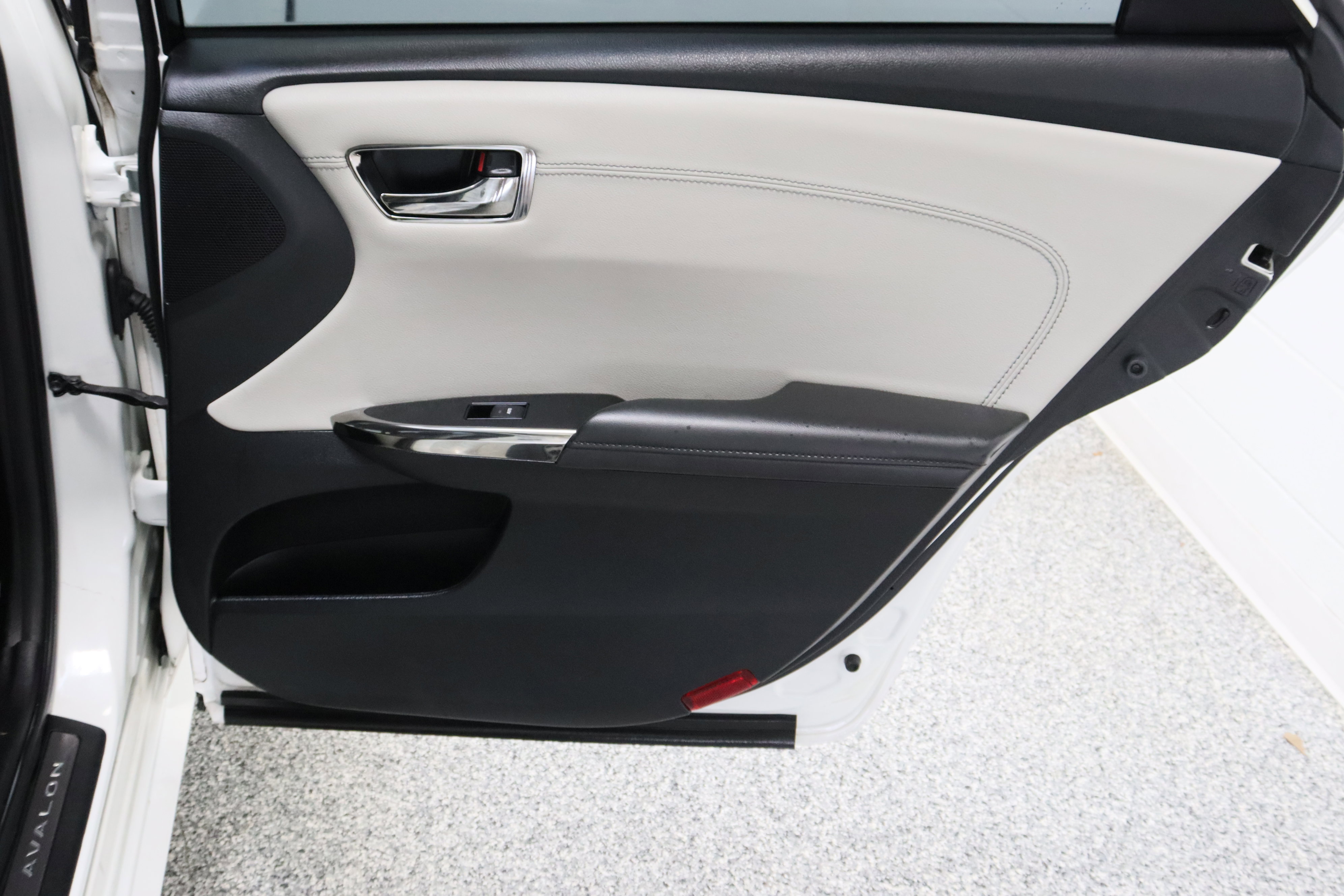 Used 2018 Toyota Avalon Limited FWD image 37