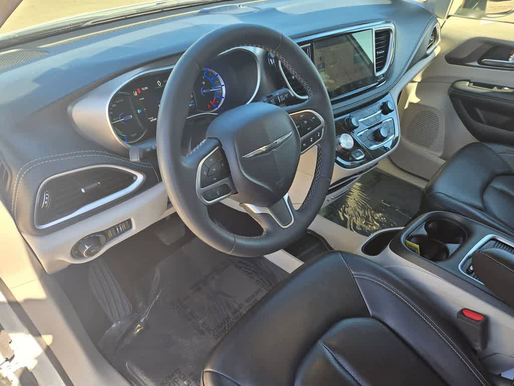 Used 2023 Chrysler Pacifica Touring-L image 10