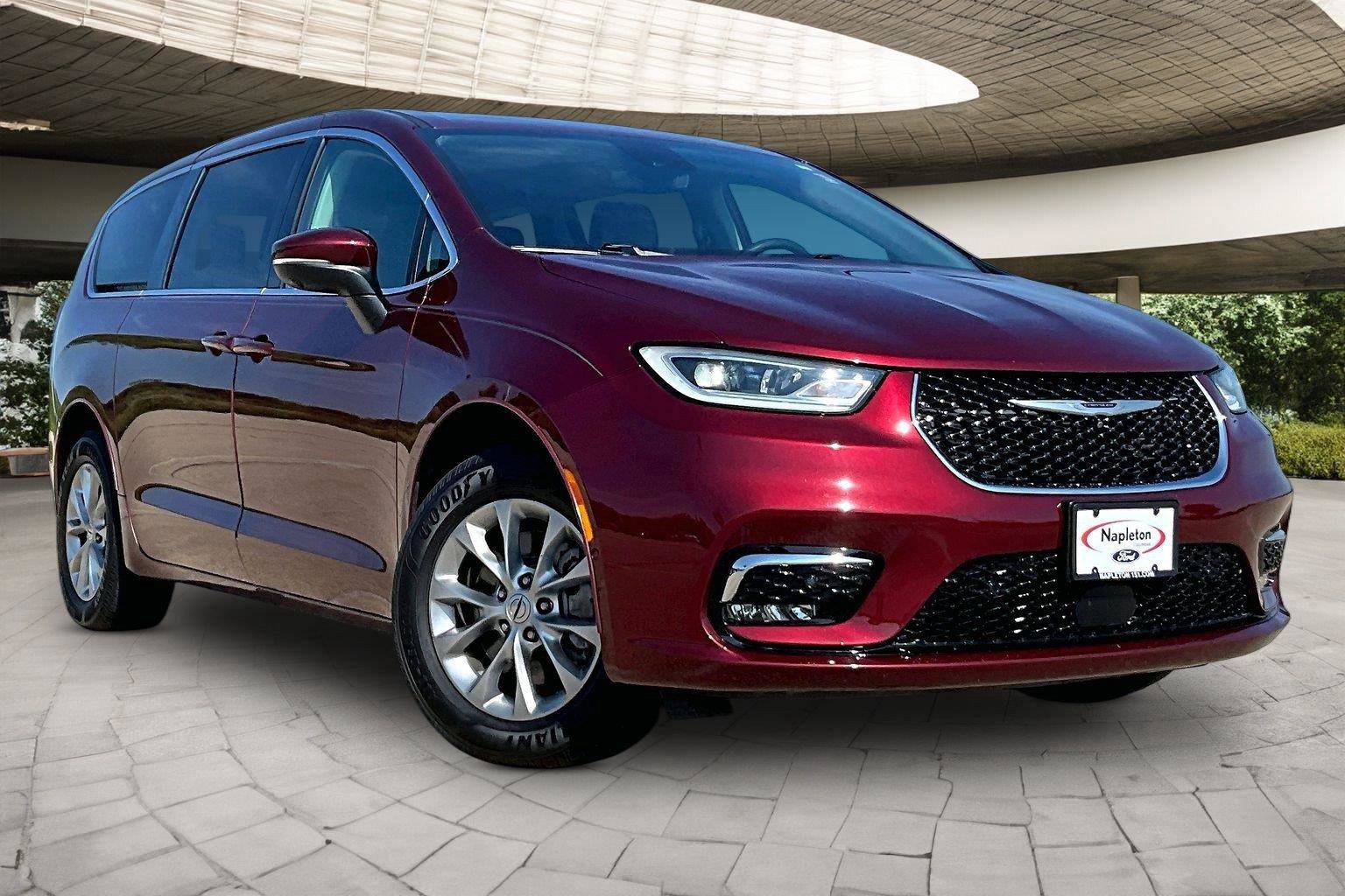 Used 2023 Chrysler Pacifica Touring-L AWD/4WD image 2