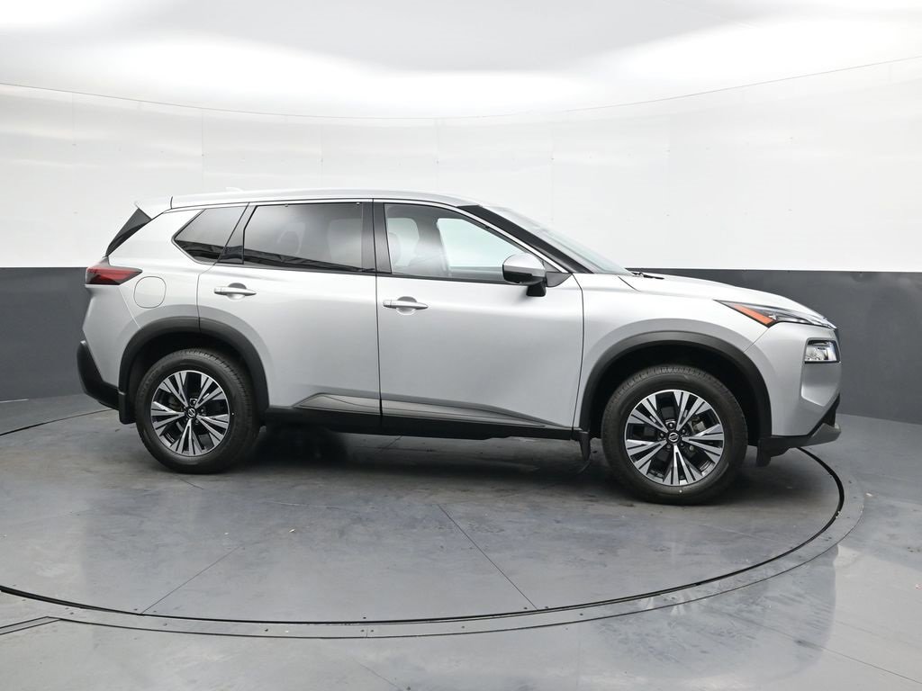 Used 2021 Nissan Rogue SV image 3