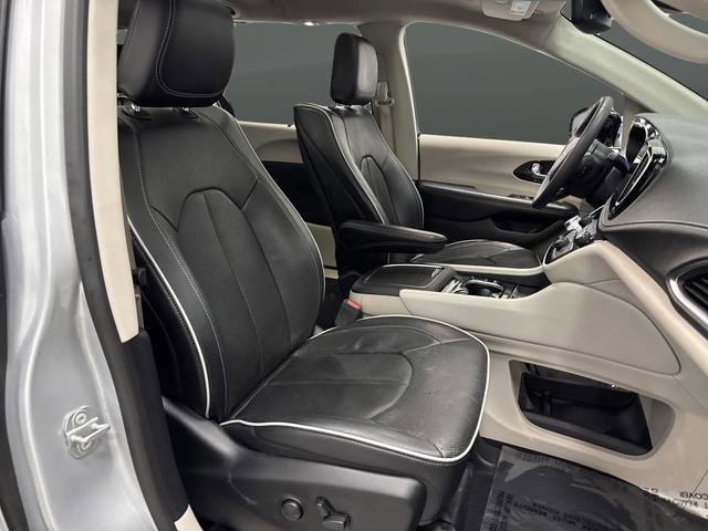 Used 2023 Chrysler Pacifica Limited w/ Uconnect Theater Family Group image 34