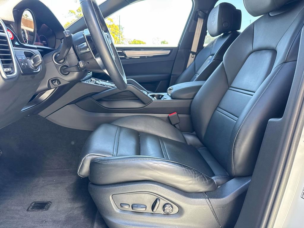 Certified 2023 Porsche Cayenne Platinum Edition image 5