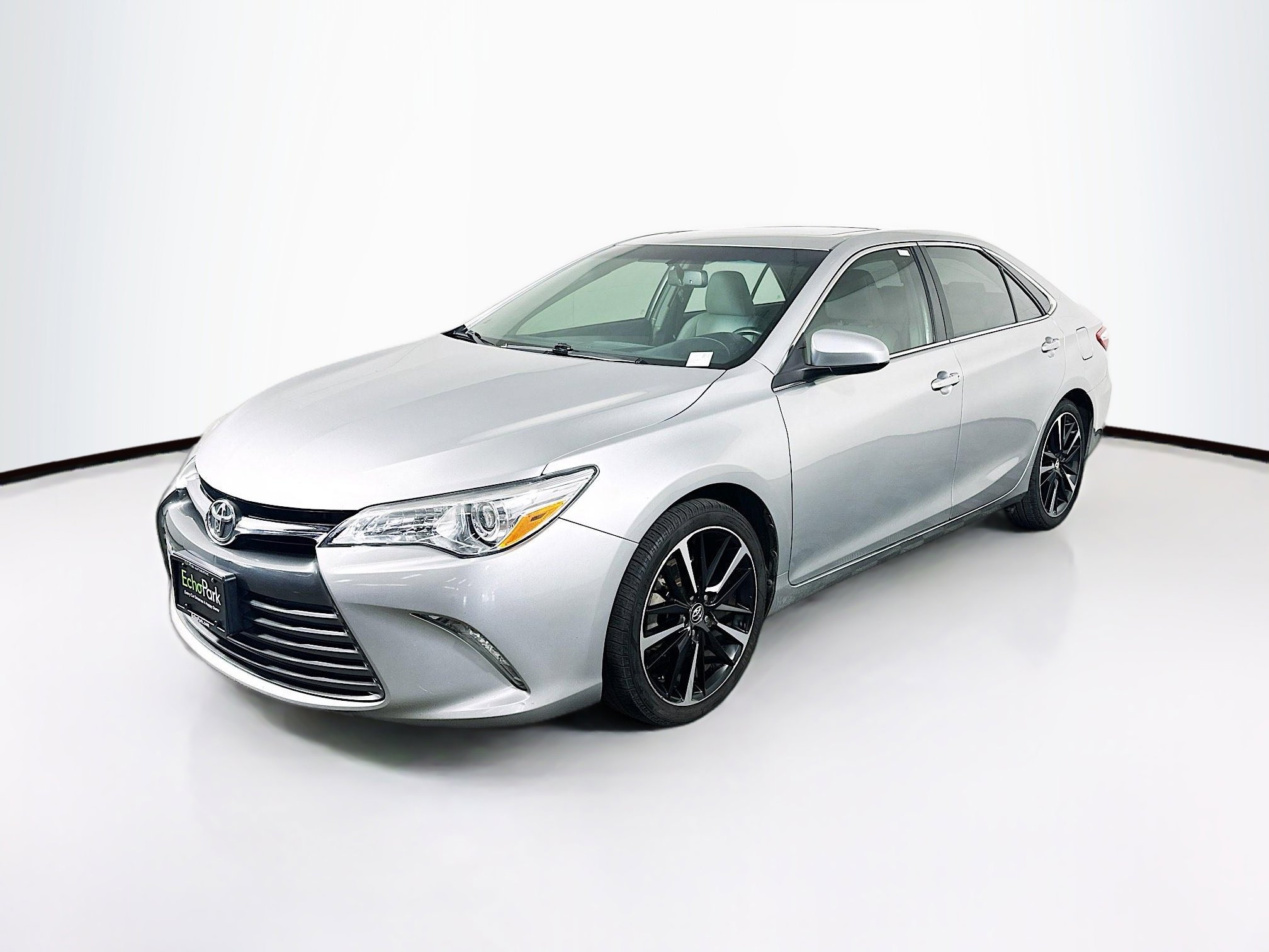 Used 2015 Toyota Camry XLE w/ Moonroof Package FWD image 3