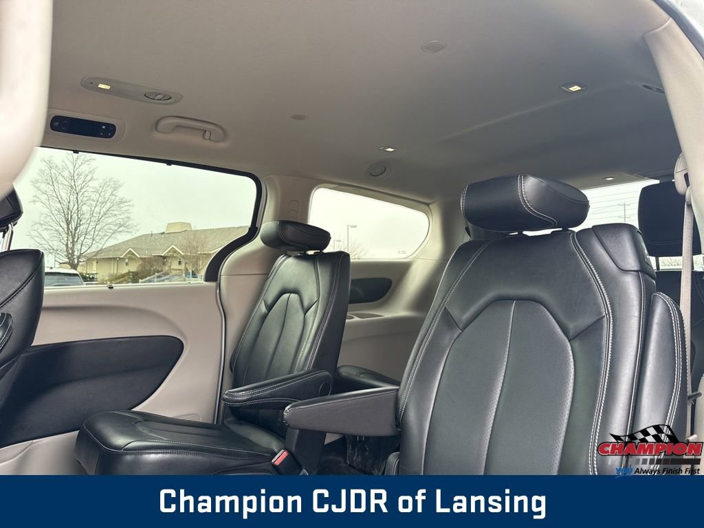 Used 2024 Chrysler Pacifica Touring-L image 19