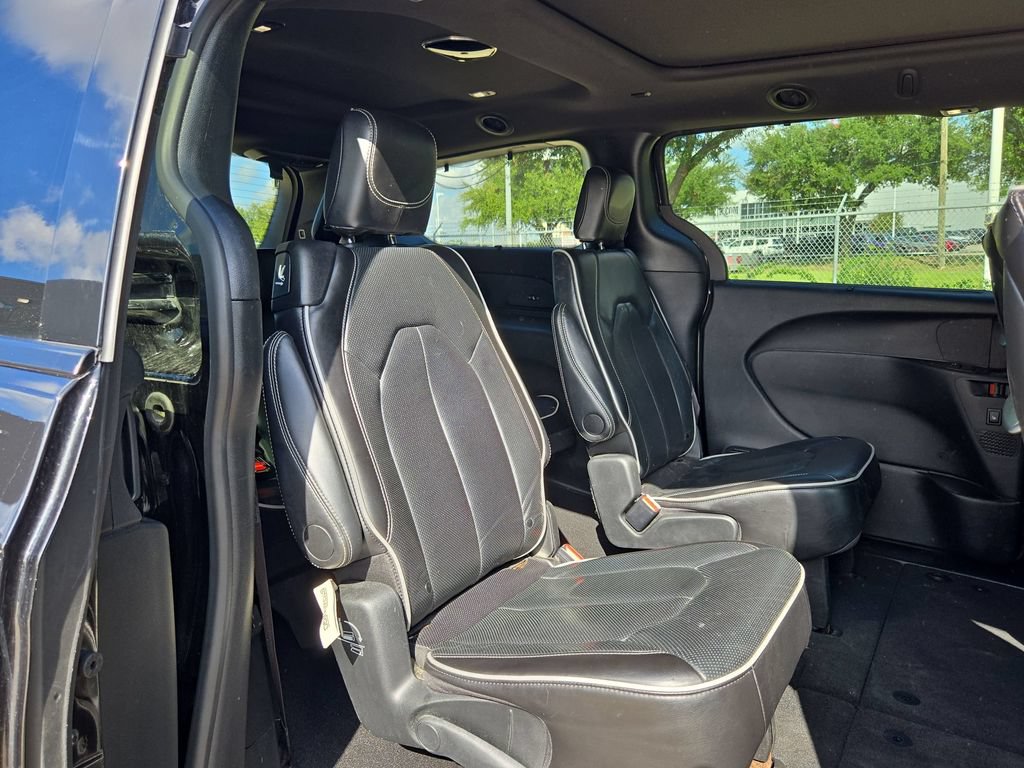 Used 2024 Chrysler Pacifica Limited w/ Uconnect Theater Family Group FWD image 32