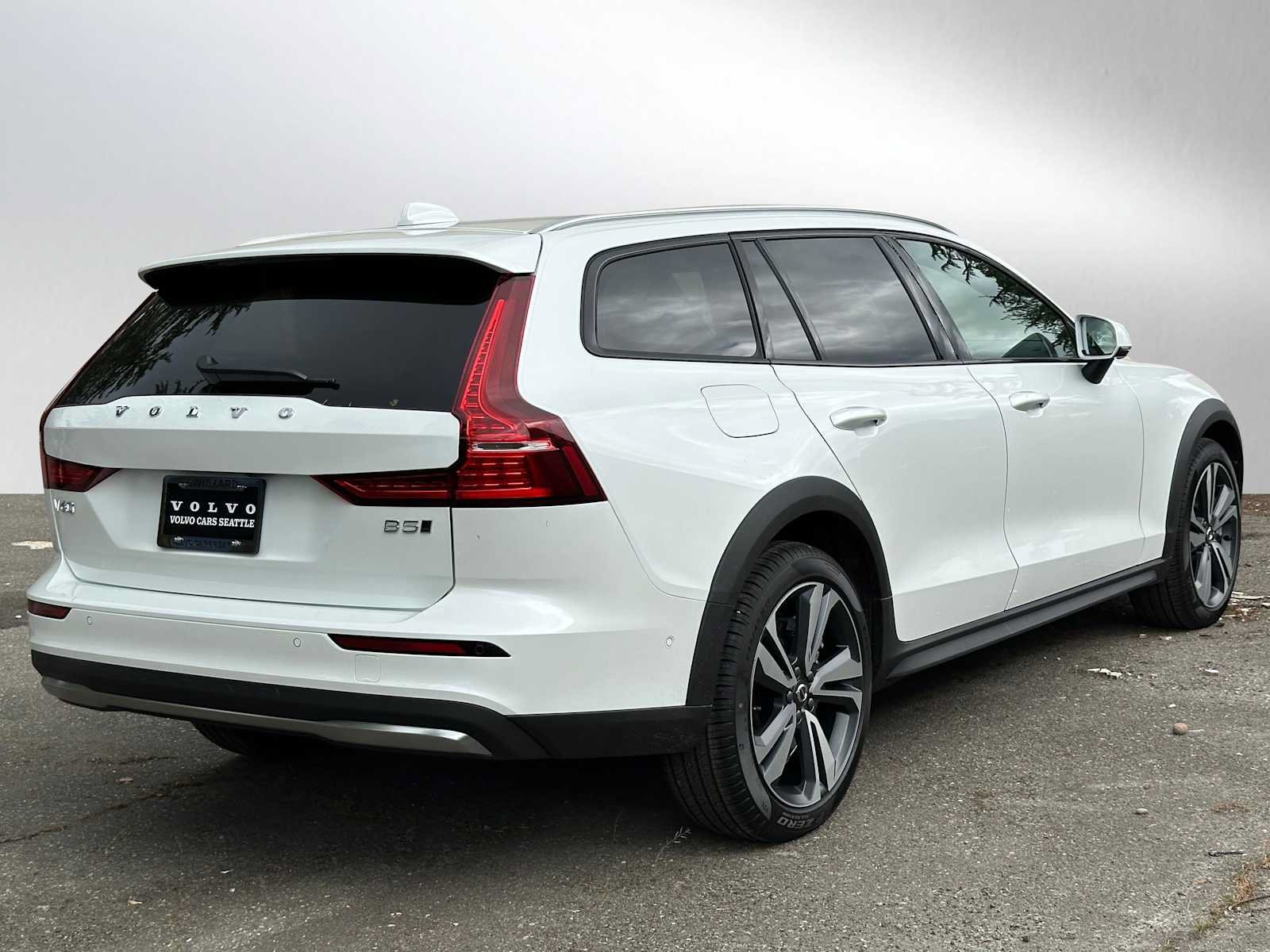New 2026 Volvo V60 B5 Cross Country Plus w/ Climate Package AWD/4WD image 3