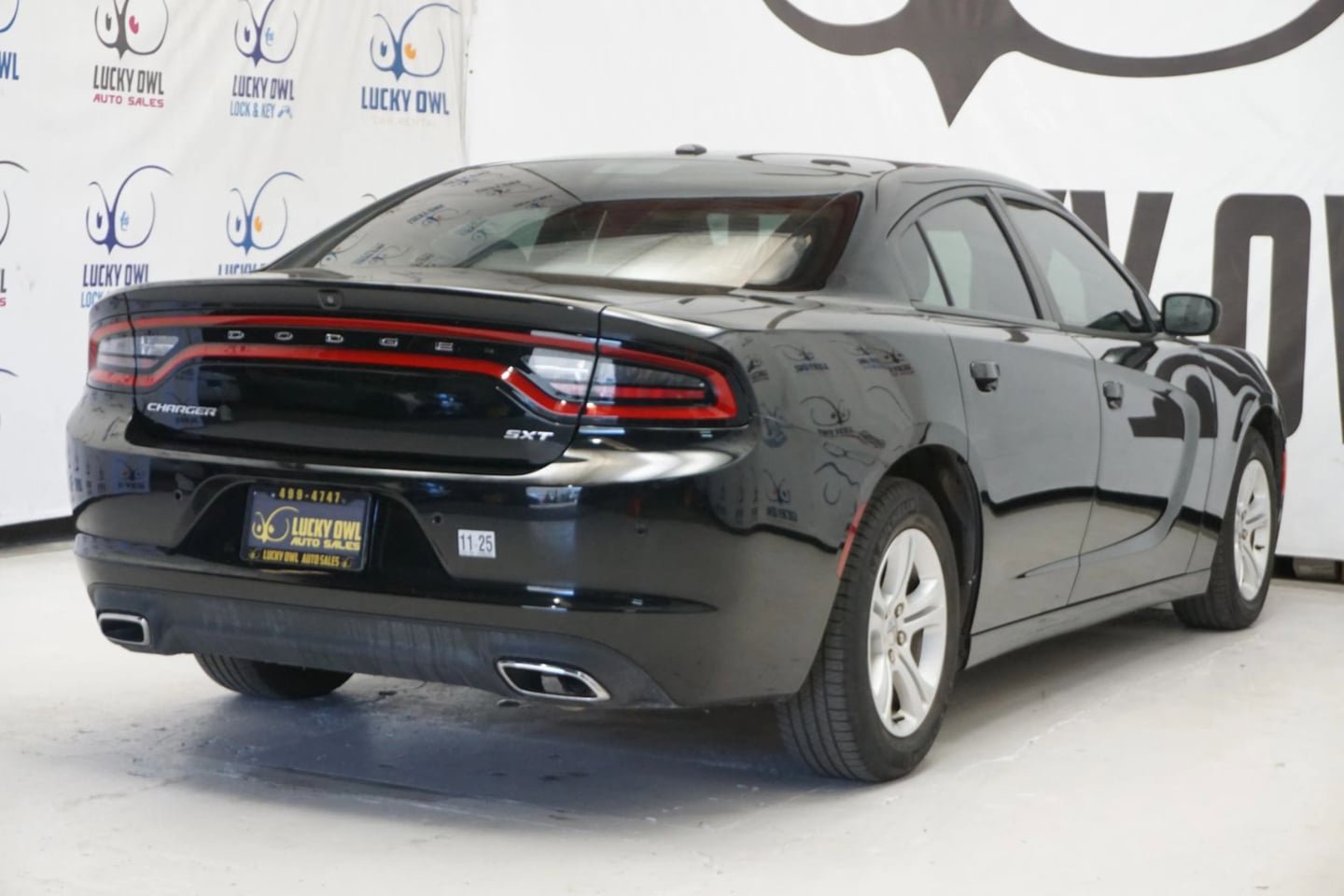 Used 2018 Dodge Charger SXT RWD image 4