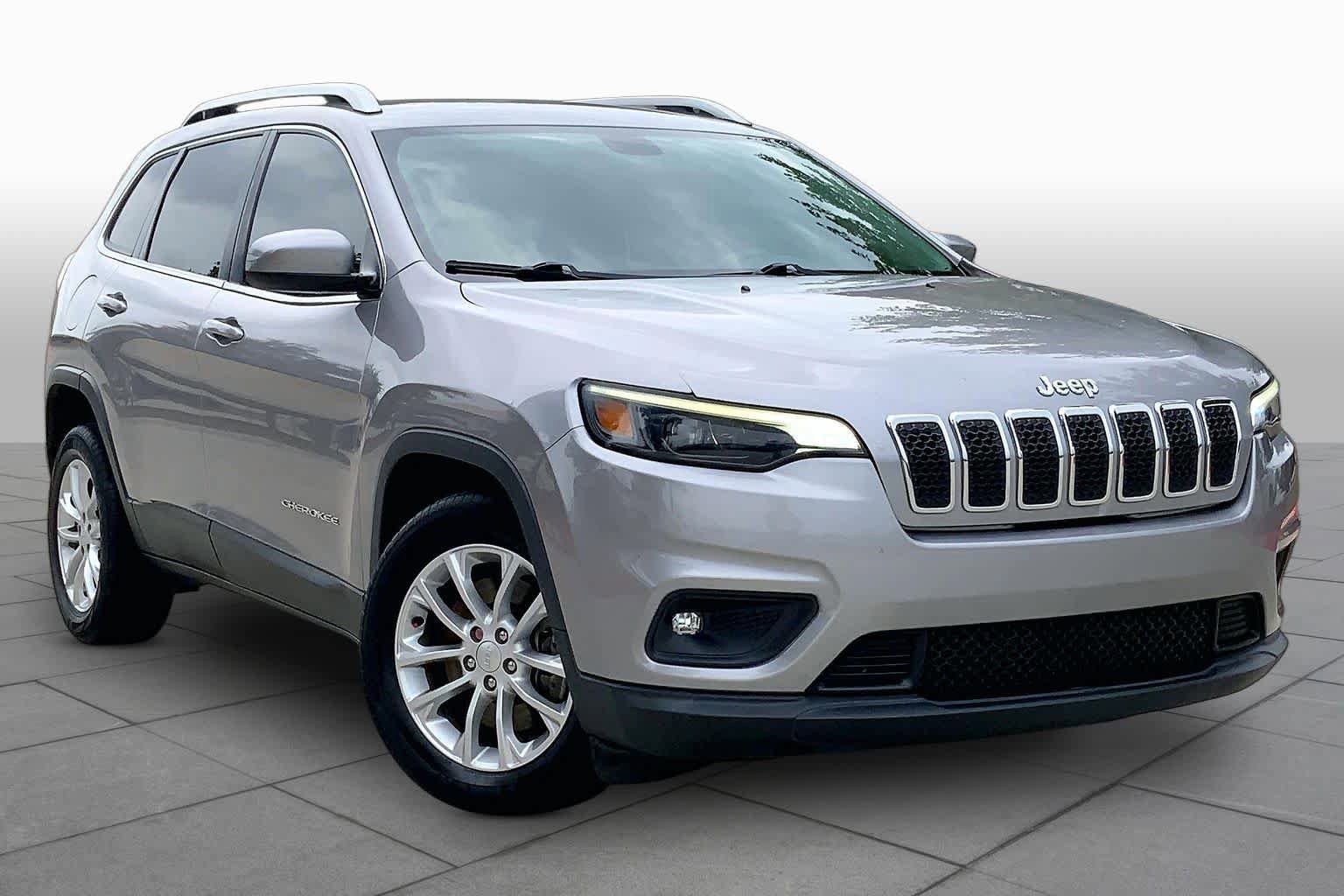 Used 2019 Jeep Cherokee Latitude w/ Popular Appearance Group FWD image 3