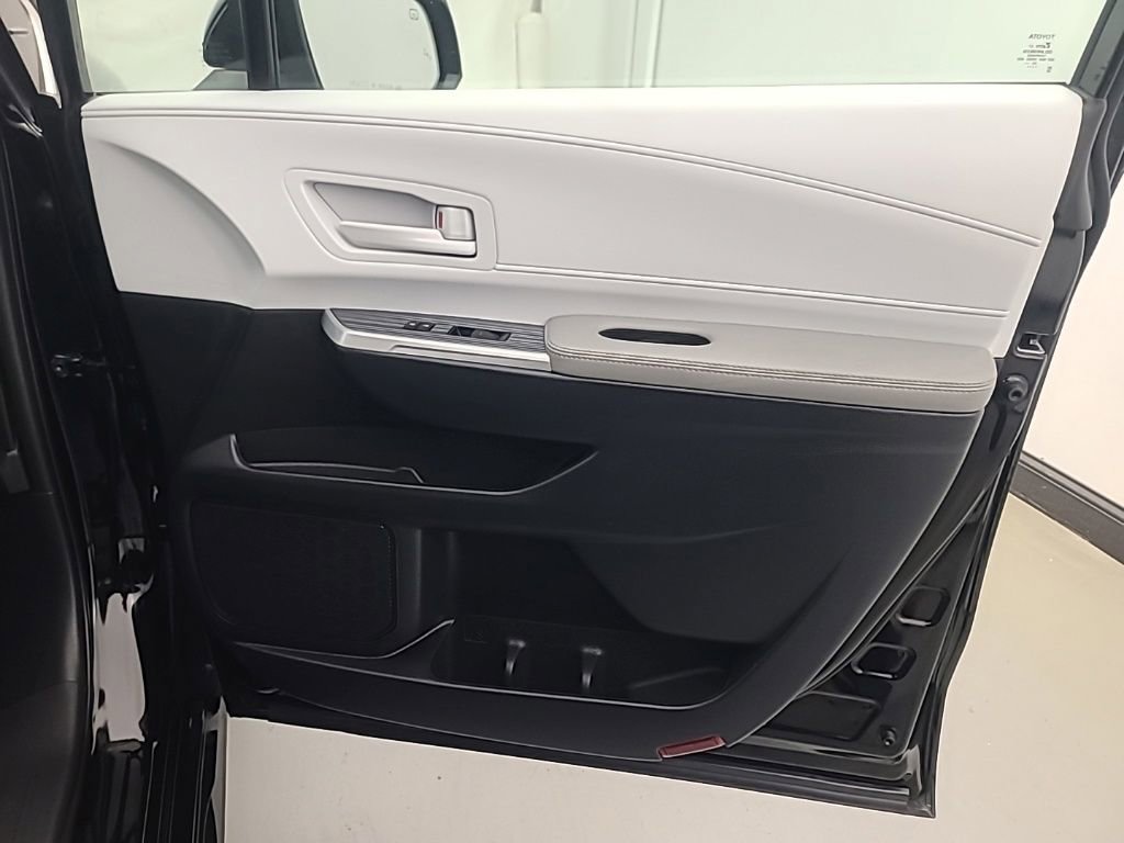 Used 2026 Toyota Sienna LE FWD image 11