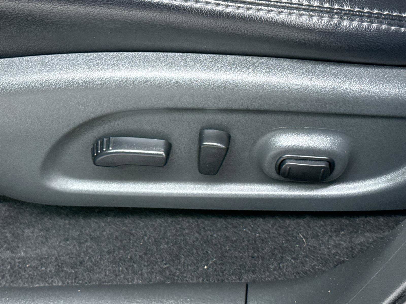 Used 2018 Nissan Pathfinder SL w/ Midnight Edition Package image 4