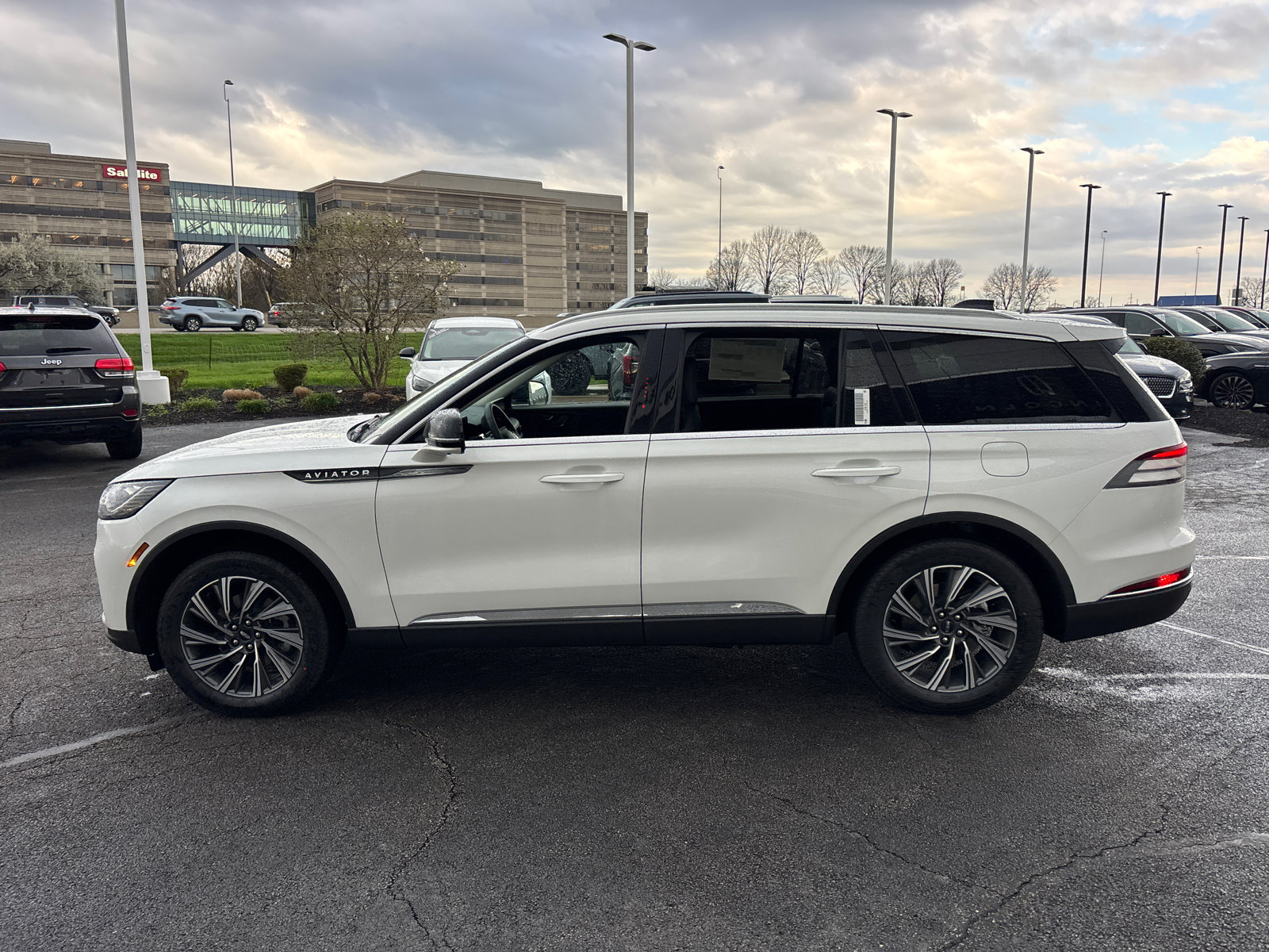 New 2026 Lincoln Aviator AWD image 4