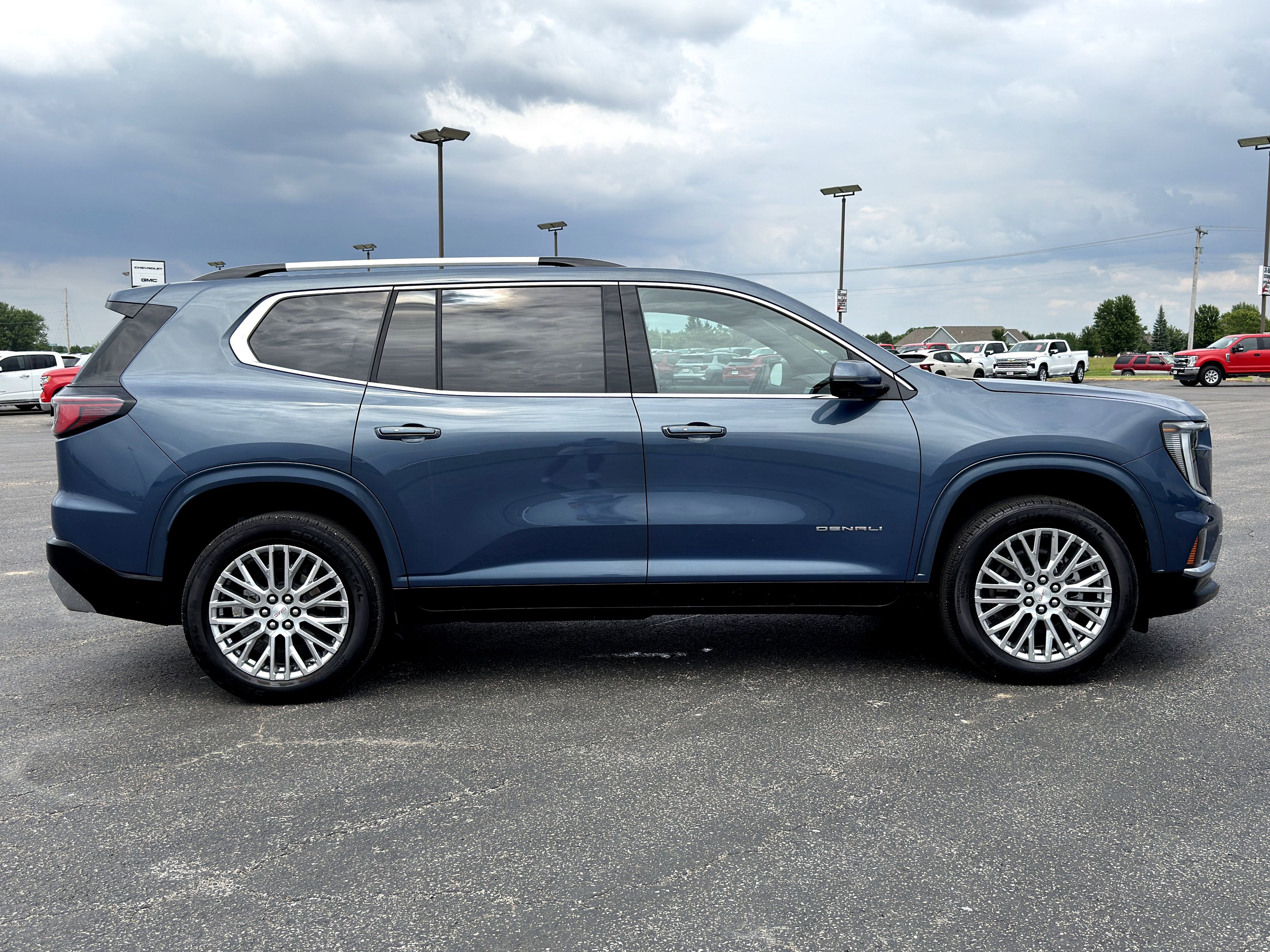 Used 2025 GMC Acadia Denali AWD/4WD image 2