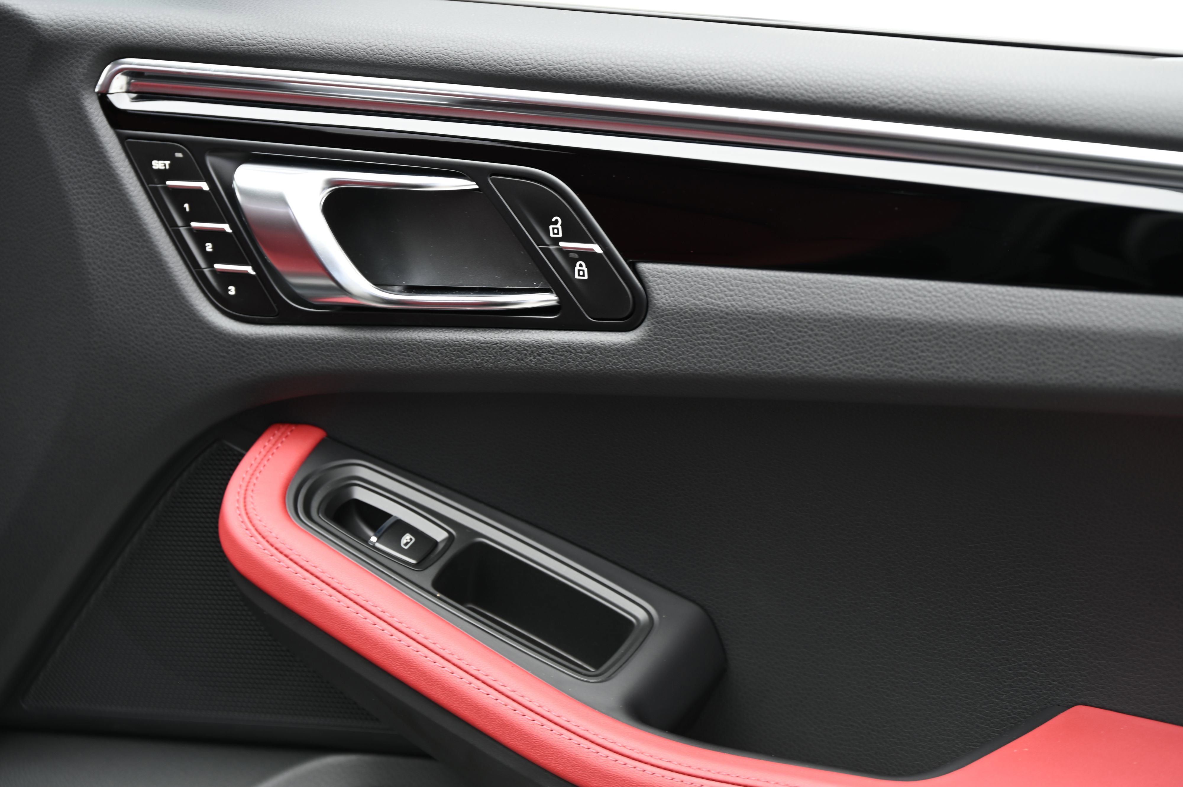 Certified 2025 Porsche Macan image 27