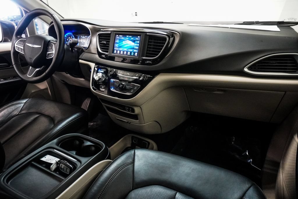 Used 2020 Chrysler Pacifica Touring-L FWD image 11