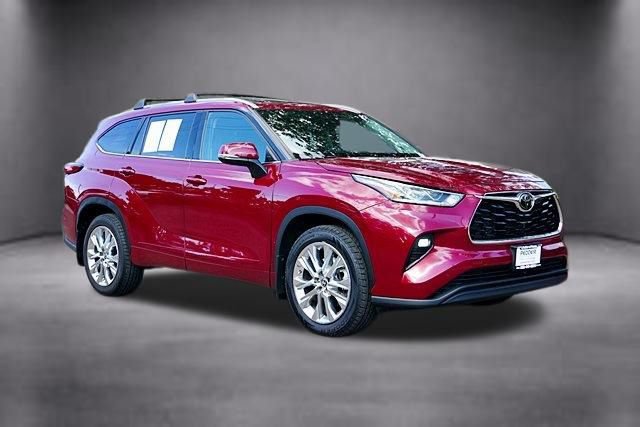 Used 2023 Toyota Highlander Limited FWD image 2