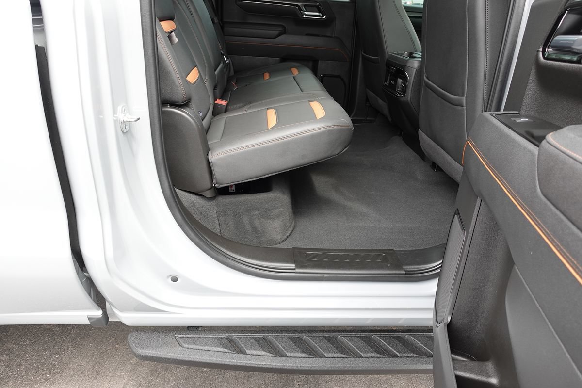 Used 2025 GMC Sierra 1500 AT4 w/ Technology Package AWD/4WD image 38