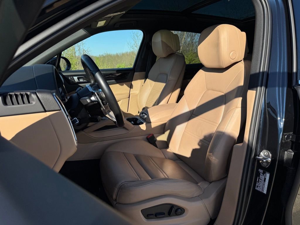 Certified 2023 Porsche Cayenne AWD/4WD image 5