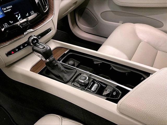 Used 2019 Volvo XC60 T5 Momentum w/ Multimedia Package AWD/4WD image 16